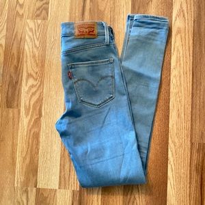 Levi’s High rise Super Skinny Light Wash Jeans 25